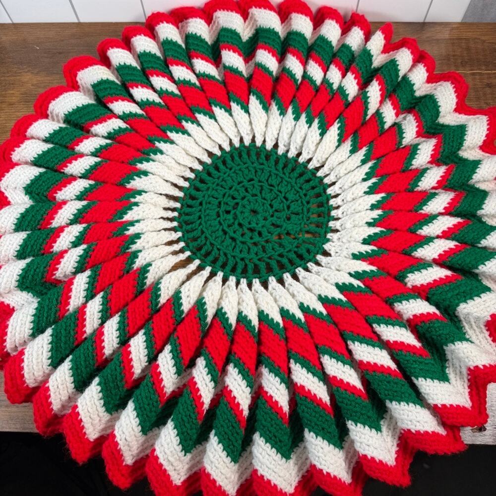 Vintage Crochet Christmas Table Mat 22" Starburst Skirt